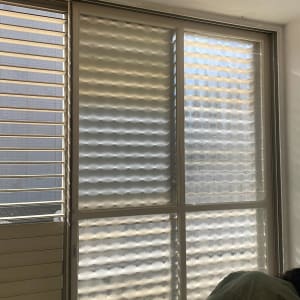 חלון זכוכית מחוספסת עם מסגרת מתכת