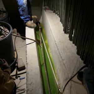 עבודת איטום עם צינורות ונוזל ירוק