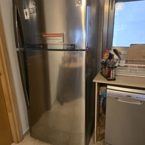 מקרר נירוסטה במטבח ליד מדיח כלים