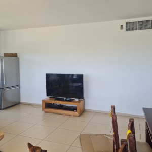 קיר לבן חלק ללא ציור או קישוטים