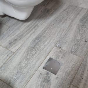 אסלה ורצפת עץ עם פתח ניקוז