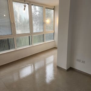 רצפה מבריקה ונקייה ליד חלונות גדולים