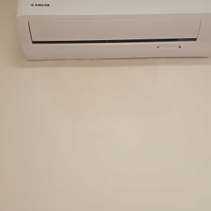 מזגן מותקן על קיר לבן