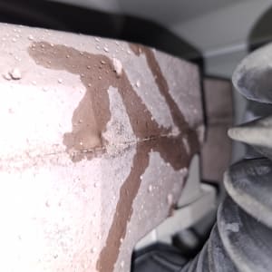 תקריב של גומיית אטימה וסימני רטיבות בחלק פנימי של מכונת כביסה