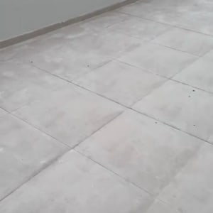 רצפת אריחים אפורה עם קווים אטומים