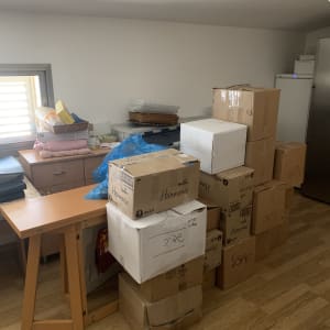 קופסאות קרטון על שולחן עץ בחדר