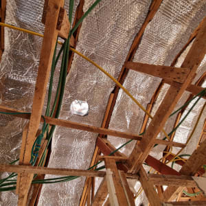 קורות עץ וגג מבודד עם יריעות כסף