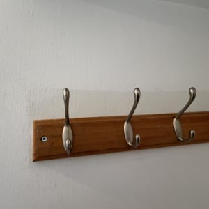 קיר עם מתלה מעילים מעץ ומתכת