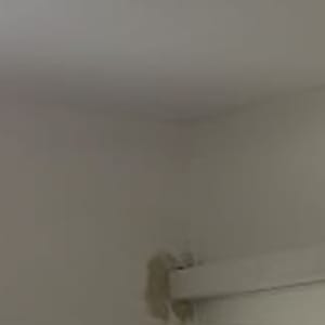 מזגן מותקן על קיר לבן בחדר