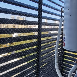 רשת מתכת למניעת כניסת יונים במרפסת