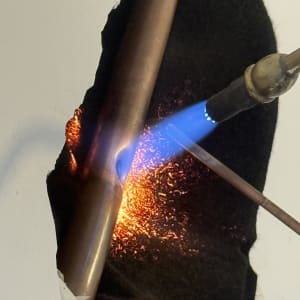 תמונה של הלחמת צינור נחושת בעבודת מיזוג אוויר