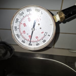 מד לחץ מים מעל כיור במטבח