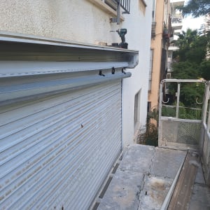 תריסים מותקנים על קיר חיצוני עם כלי עבודה