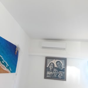 קירות ותקרה צבועים בלבן נקי בחדר מרוהט