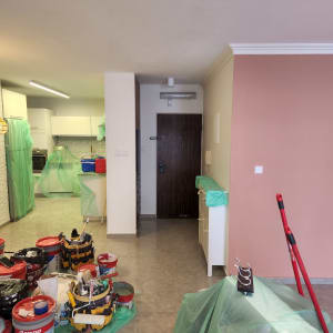 דלי צבע וכלי עבודה לצביעה בחדר