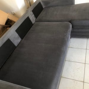 ספה אפורה על רצפת אריחים לבנים