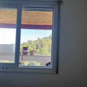 חלון אלומיניום עם מסגרת לבנה