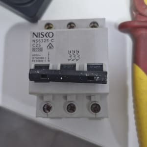 מפסק חשמלי וכלי עבודה על שולחן