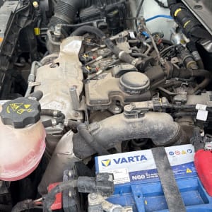 מנוע רכב עם מצבר ורטה