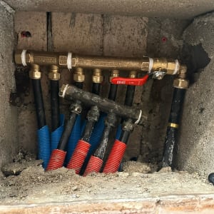 צנרת מים עם ברזים וחיבורים