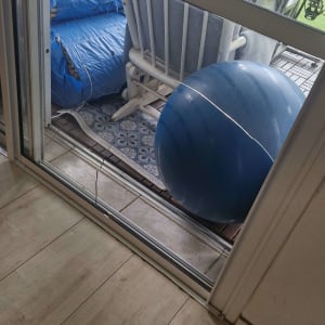 זכוכית שבורה בדלת הזזה על רצפה מעץ