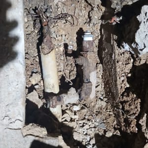 צינורות חלודים ותשתית קרקע חשופה