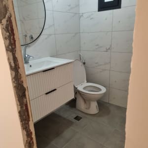 חדר אמבטיה בשיפוץ עם קיר לא גמור