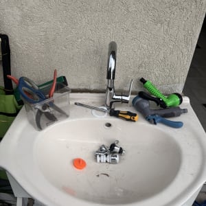 כיור עם כלים וחלקי אינסטלציה