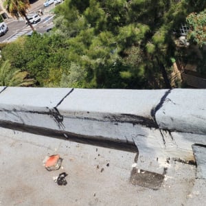 איטום גג עם יריעות ביטומניות וסדקים מתוקנים