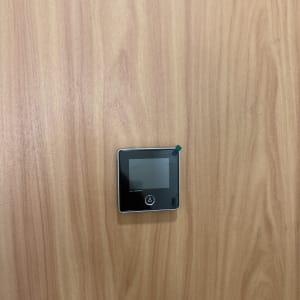 מסך דיגיטלי על דלת עץ, קשור למנעולנות