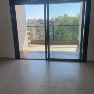 מרפסת עם רצפה נקייה ונוף עירוני