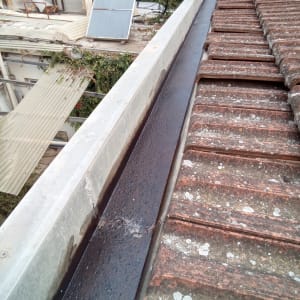 איטום וציפוי של מרזב פנימי בצד גג רעפים
