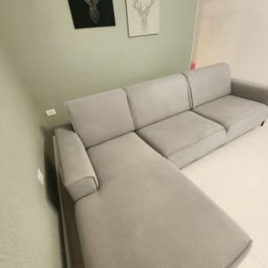 ספה אפורה עם כתמים קלים לניקוי