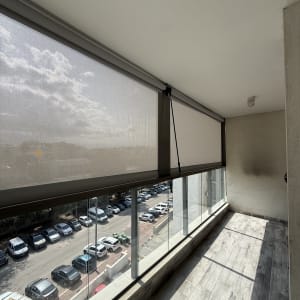 מרפסת עם סוכך גלילה ושמשות זכוכית