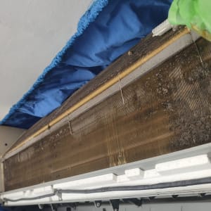 מזגן פתוח עם סימני לכלוך וניקוי