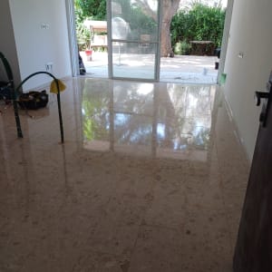 רצפה מבריקה עם דלי ומגב לניקוי