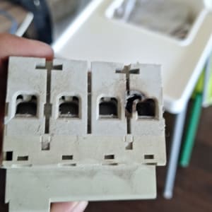 רכיב חשמלי פגום עם סימני שריפה