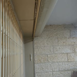 תמונה של תריסים על קיר אבן
