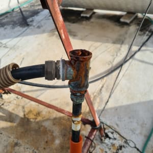 צינור חלוד מחובר לדוד שמש על גג