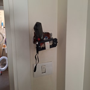 שקע חשמלי פתוח עם כלי עבודה חשמלי