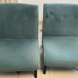 שני כיסאות עם כתמים על הריפוד