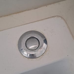 כיור עם פתח ניקוז מתכתי