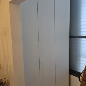 ארון לבן בפינת חדר עם רצפת קרמיקה