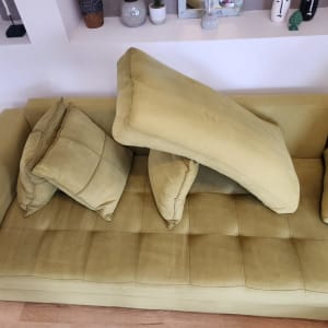 כריות ספה ירוקות מונחות בצורה לא מסודרת