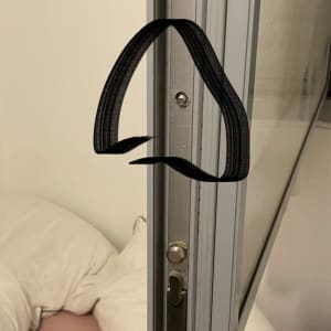 חלון פתוח עם מנגנון נעילה נראה בבירור