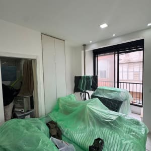 רהיטים מכוסים בניילון