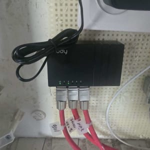 מכשיר רשת עם כבלים מחוברים לשקע חשמל