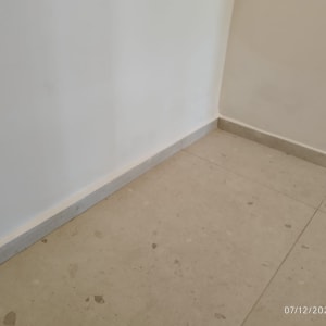 רצפה וקיר עם פאנל בפינה