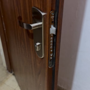 ידית ודלת עם מנעול גלוי