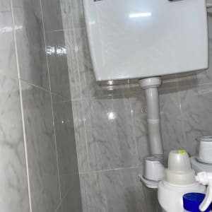 מיכל הדחה וכלים בחדר אמבטיה